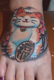 un hermoso patrón de tatuaje de gato de la suerte en el empeine