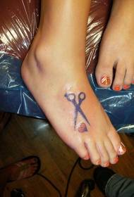 ножици во боја на стапала и loveубов шема на тетоважи