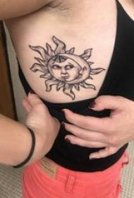 ήλιο τοτέμ τατουάζ κορίτσι πλευρές πλευρά στο τοτέμ του ήλιου τατουάζ μαύρο γκρι εικόνα