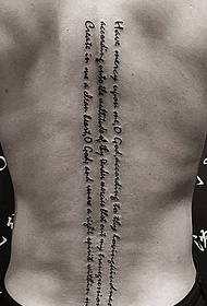 en ordnad engelsk tatuering på ryggraden