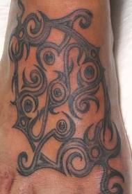 modèle de tatouage totem tribal noir sur le cou-de-pied