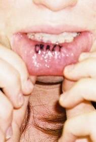 pazzo dentro le labbra Modello di tatuaggio lettera nera