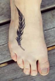 მარტივი შავი ბუმბულით instep tattoo ნიმუში