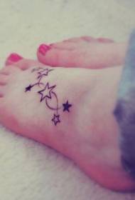 проста татуювання зірки на шляху красивої дівчини