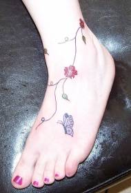 Gražus drugelio tatuiruotės su drugeliu modelis ant pado
