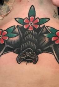 Tatuaje de rapaza de tatuaje costelas na foto de tatuaxe de morcego