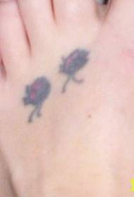 pēdas krāsā divi mazi mārītes tetovējuma attēli