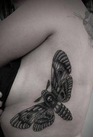donne Bella foto di tatuaggio falena nero-grigia sulla costola laterale sinistra
