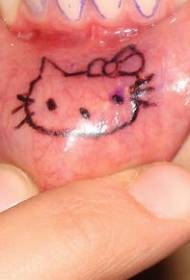 debuxos animados negro Hello Kitty tatuaje dentro dos beizos