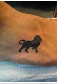 modèle de tatouage lion noir lion sur le cou-de-pied