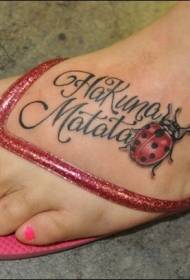 letras inglesas del color del empeine femenino con imágenes del tatuaje de la mariquita