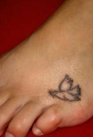 yksinkertainen kyyhkynen tatuointikuvio jalkaterässä