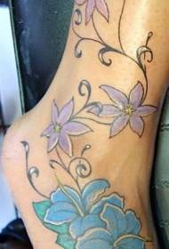 caviglia alla lavanda e motivo floreale blu tatuaggio