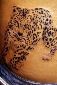 patrún tattoo cheetah dubh agus bán a fheictear