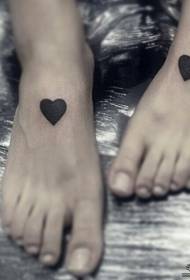wreef zwart hartvormig klein vers tattoo-patroon