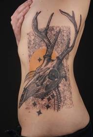 latu di geometria nera di latu cun mudellu di tatuaggio di craniu antilope