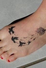 kvinnlig vrist svart svälja flyger ut från Pu Gong tatueringsbilder
