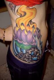 motivo tatuaggio loto sacro colorato lato vita