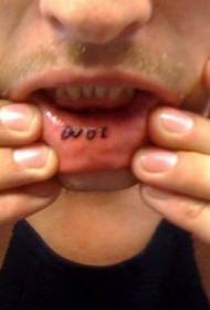 唇の中の小さな文字のタトゥーパターン