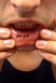 patrwm tatŵ llythyren fach y tu mewn i'r gwefusau