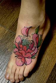 Foto sexy del tatuaggio di peonia sul collo del piede