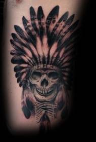 Cráneo indio fresco de estilo negro negro costela con tatuaje de plumas