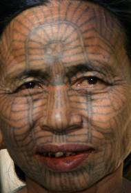 Traditioneel nationaal gezicht gezicht tattoo patroon