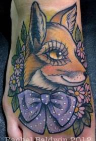 lépcsőzetes aranyos színes rajzfilm róka, tetoválás mintával virágokkal