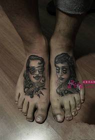 créatif noir et blanc couple portrait tatouage sur le cou-de-pied