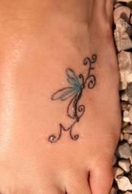 podbiciu dragonfly winorośli tatuaż wzór