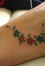 disegno del tatuaggio colorato fiore vite sul collo del piede
