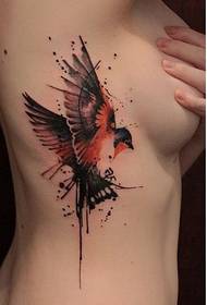 costola destra femmina sulla bella foto di tatuaggio di uccello dell'acquerello