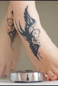 女性の甲に黒いツバメのタトゥーパターン