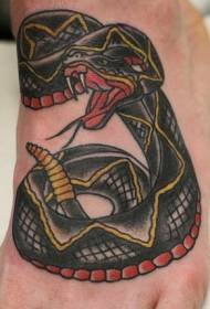 disegno del tatuaggio serpente a sonagli nero posteriore