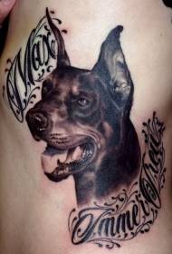 juodo dobermano ir anglų abėcėlės tatuiruotės modelis