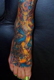 modello di tatuaggio di colore ragazza fiammeggiante nudo sul retro