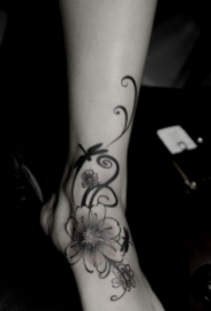 instep feminino e patrón de tatuaxe de vide floral