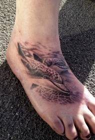 ຮູບແບບ tattoo dolphin ສີດໍາໃນເດັກນ້ອຍ instep