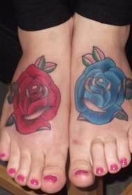 različite boje tetovaže ruža na leđima