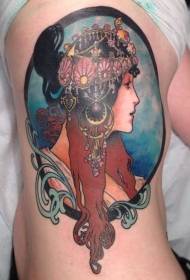 サイドリブの美しい少女と頭飾りのタトゥーパターン