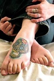 modello di tatuaggio cranio collo del piede femminile