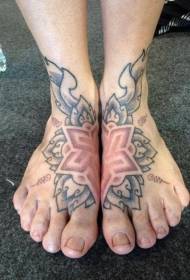 Modello del tatuaggio totem grande mandala sul collo del piede