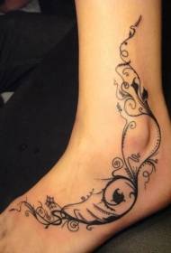 modello di tatuaggio alla caviglia piuttosto nero della vite