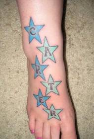 pakāpiena zilas zvaigznes un burtu tetovējuma raksts