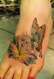 Beau motif de tatouage de fleur de papillon sur le coup de pied