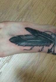 vrouwelijke wreef pijl en veren tattoo patroon