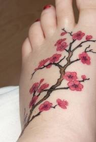 Un bellu modello delicatu di tatuaggi di ciliegia rosa sul retro