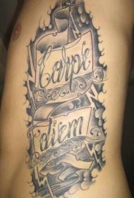 modello di tatuaggio alfabeto inglese grigio nero lato vita maschio