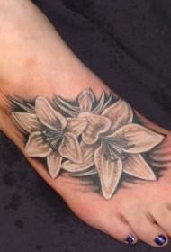 zwee schwaarz gro Lily Tattoo Designs op der Instep