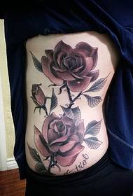 stort område rosblomma tatueringsmönster på kvinnans vänstra revben